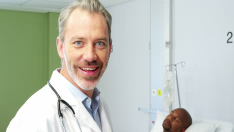 retrato de un médico sonriente