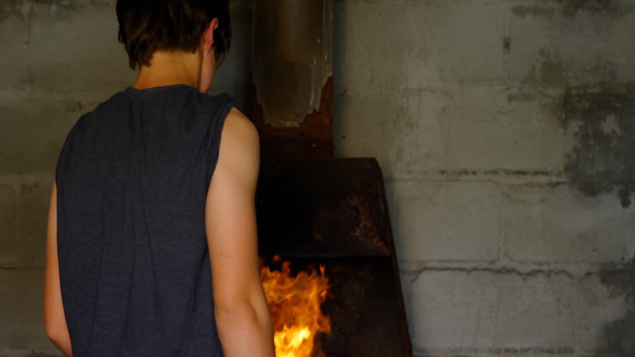 여성 금속공이 불 4k에서 말발 ⁇ 을 가열