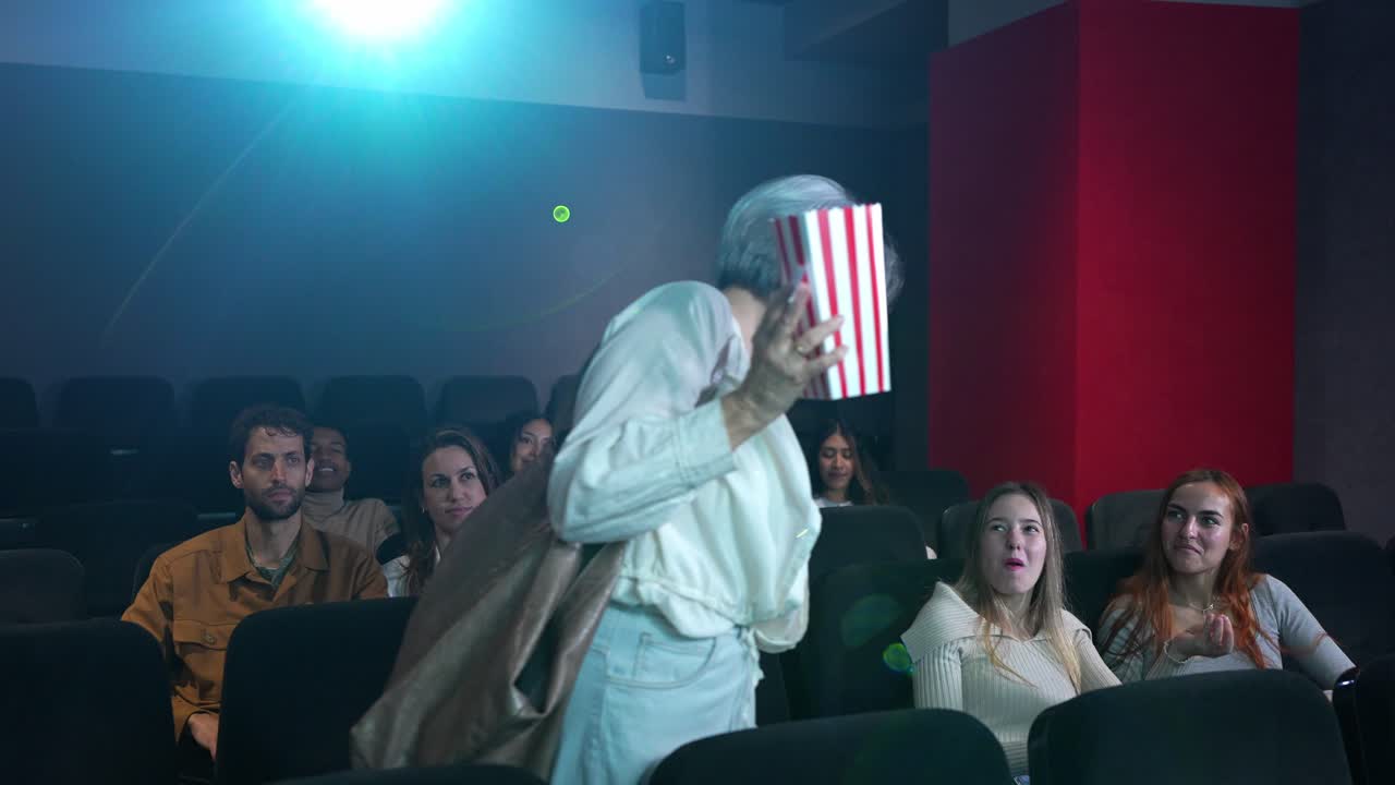 Persone che si godono un film al cinema