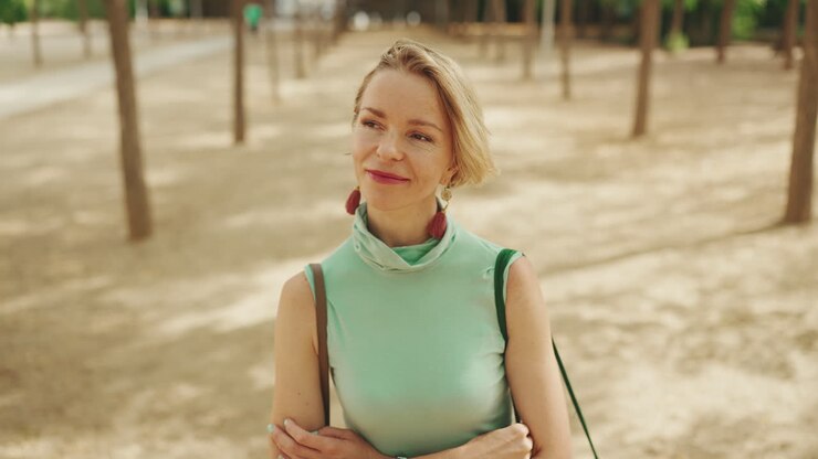 Une femme dans un parc.