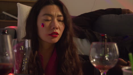 집 파티에서 알코올을 마신 후 소파에서 깨어나는 커플의 클로즈업은 숙취로 고통받고 있습니다.
