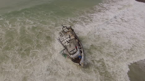 Toma-Aérea-Sobre-Un-Barco-Pesquero-Naufragado-Cerca-De-Ventura-California-3