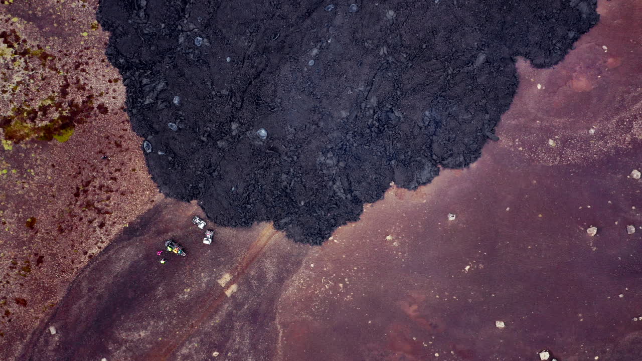 roca fundida negra del flujo de lava en el valle de natthagi, reykjanes, islandia