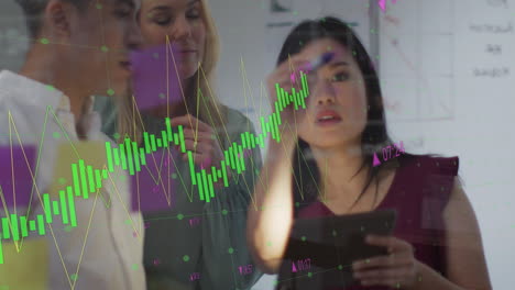 animación del procesamiento de datos contra diversos colegas que discuten sobre notas de memorando en la oficina