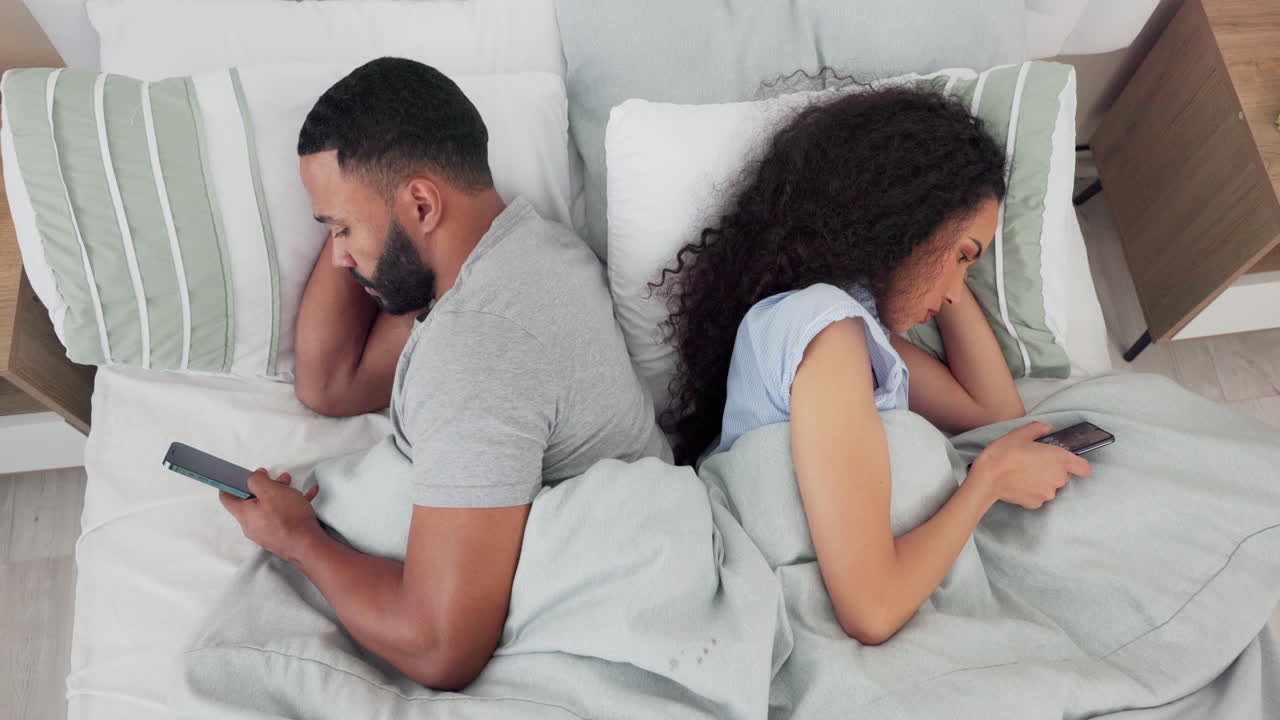 teléfono, adicción y gastos generales con una pareja