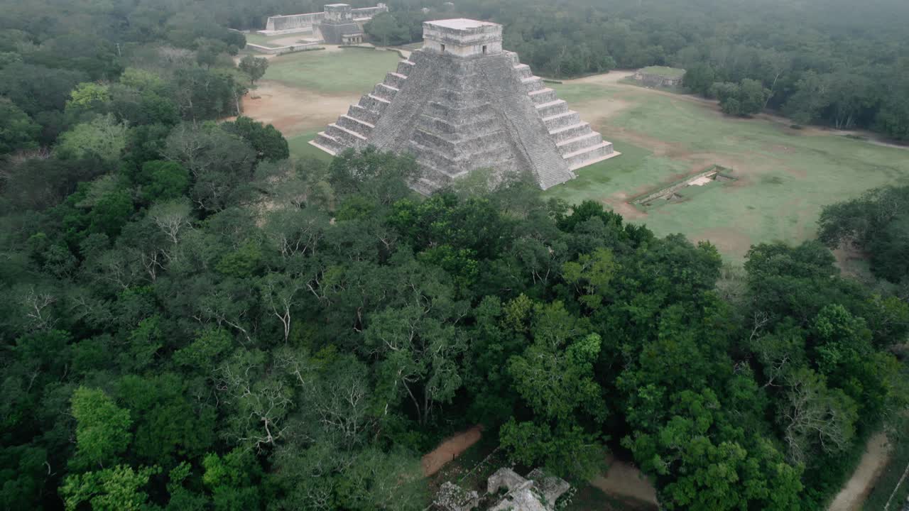 drone de mañana brumoso volando sobre las ruinas de la jungla sudamericana