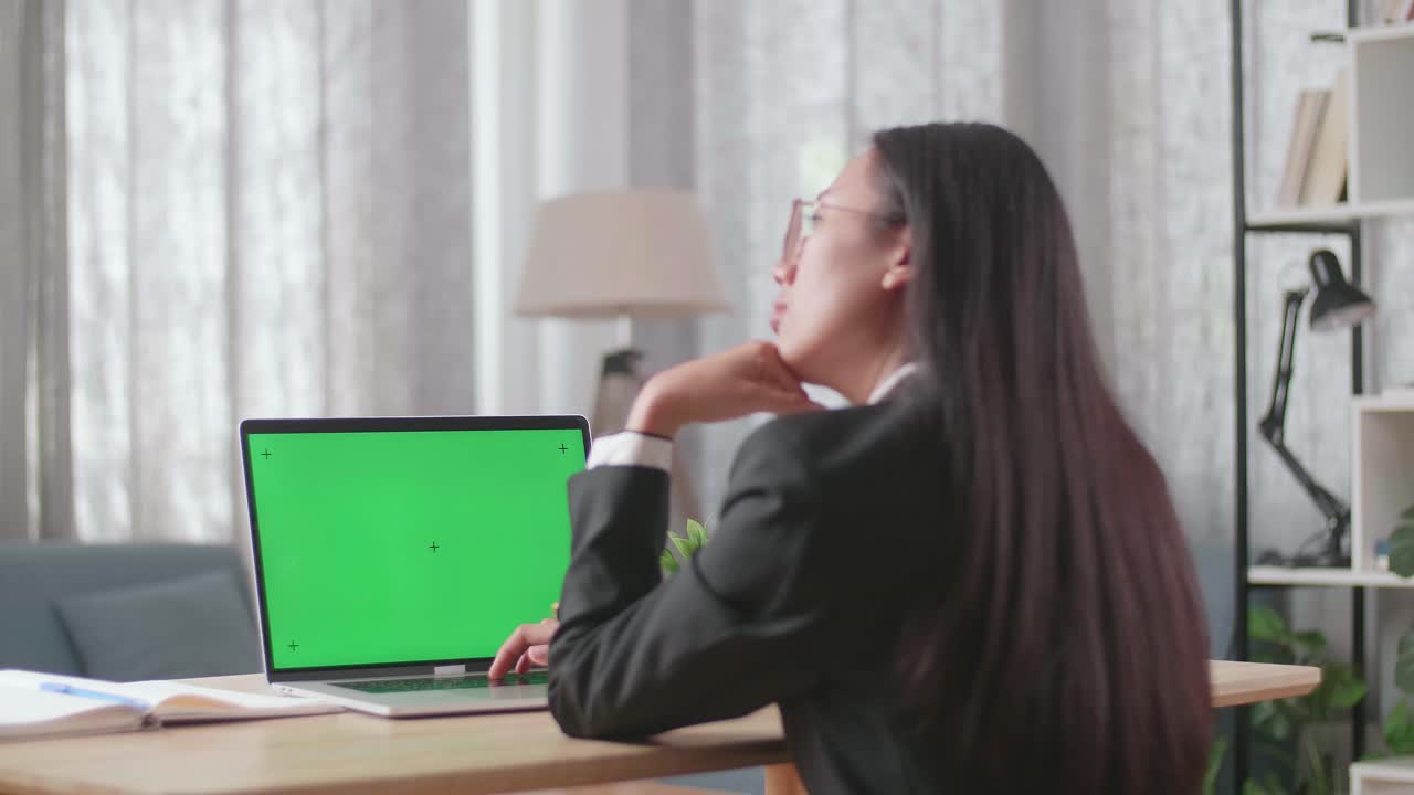 초록색 화면 을 가진 노트북 에서 일 하는 사업가