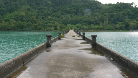 Leerer-Pier-Mit-Tropischer-Insel-Im-Hintergrund