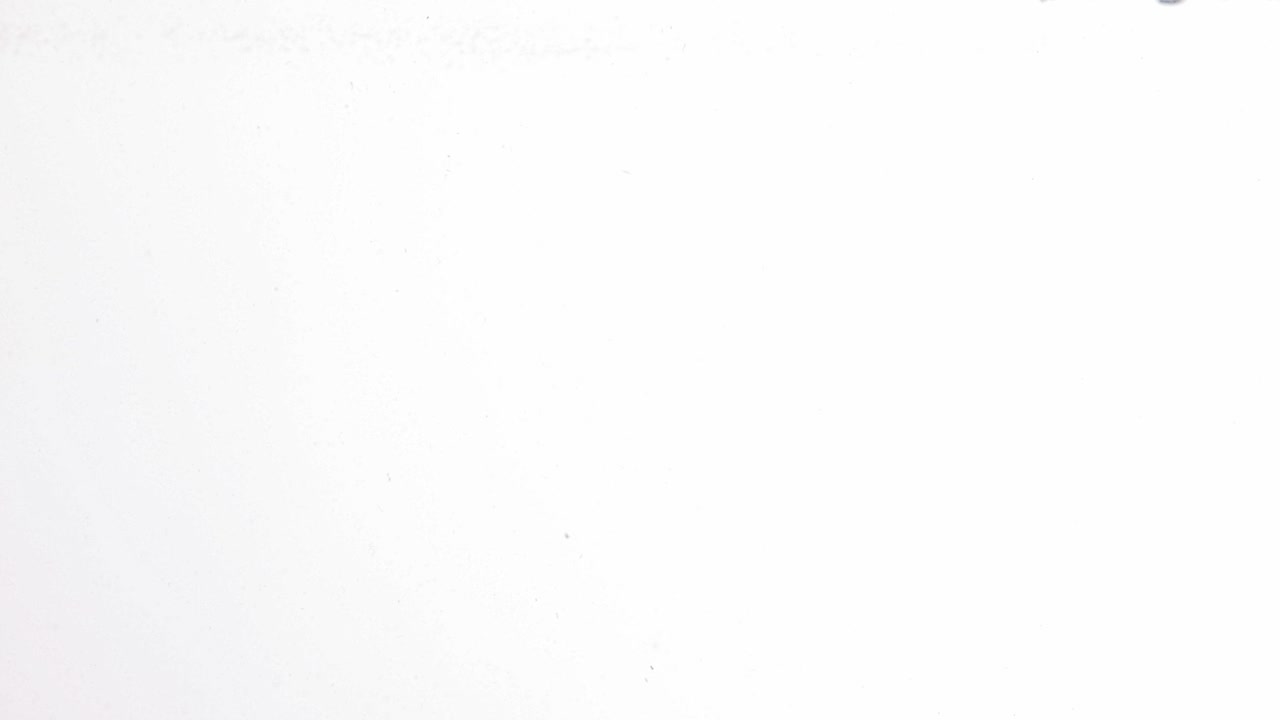 rebanadas de kiwi salpicando en el agua