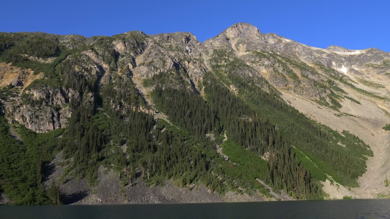 caminatas de montaña en el parque provincial de joffre lakes en el norte de pemberton en la columbia británica, canadá
