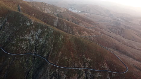 una vista panorámica de carreteras sinuosas entre las colinas de betancuria