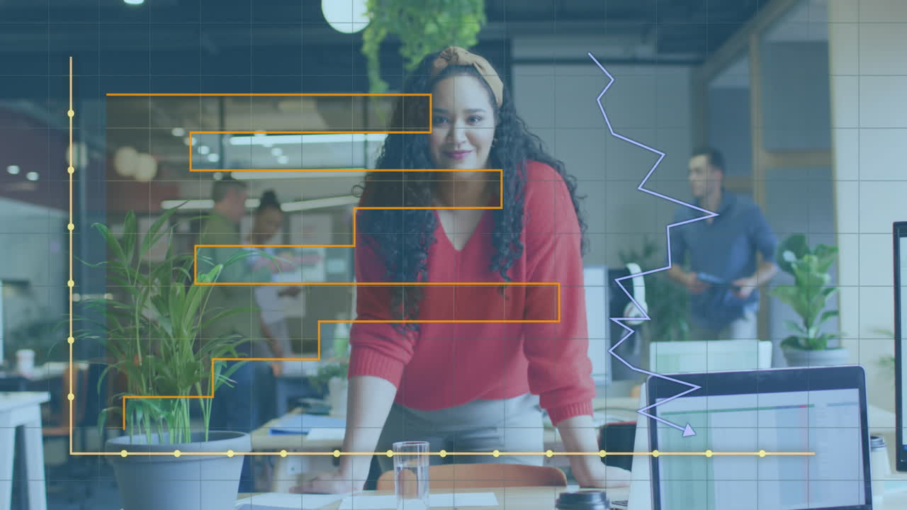 animación del procesamiento de datos financieros sobre una mujer de negocios biracial que trabaja en la oficina.