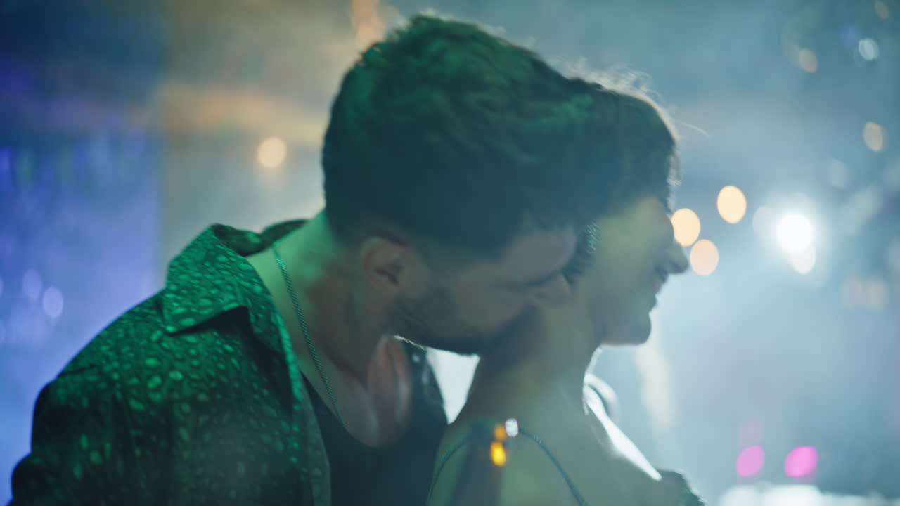 Primo piano di coppia sorridente che balla in discoteca. Uomo felice che flirta con una donna