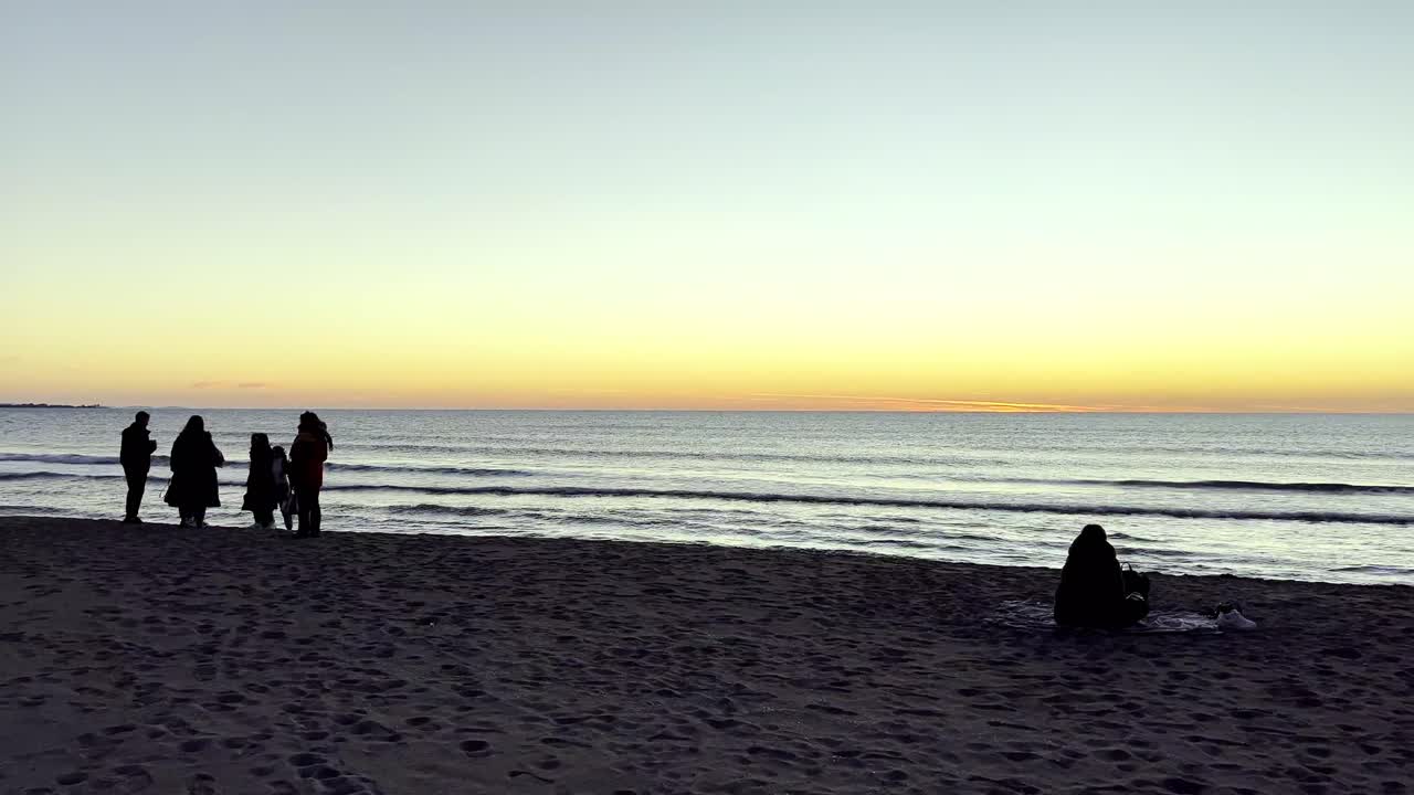 사람들은 알바니아 해안선을 따라 일몰을 감상합니다.