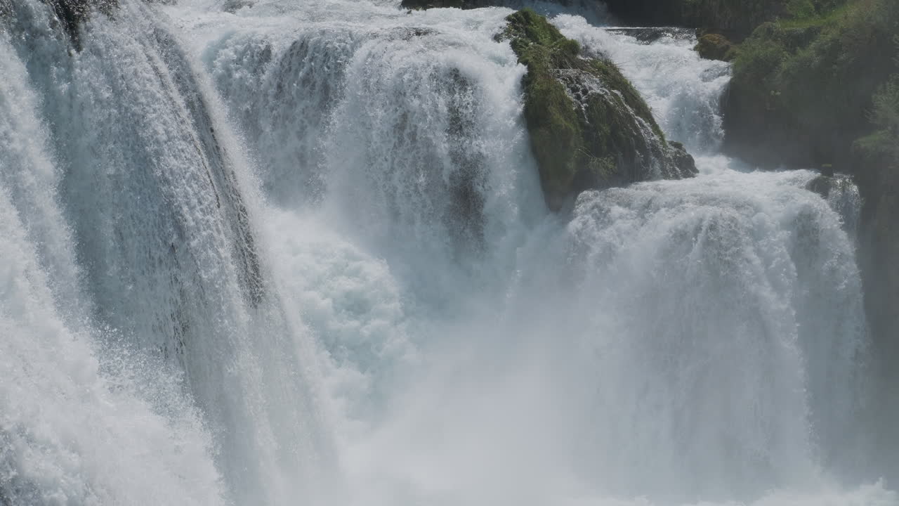 una cascada con una gran cantidad de agua en un río de montaña limpio y salvaje