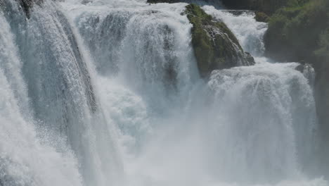 Una-Cascada-Con-Una-Gran-Cantidad-De-Agua-En-Un-Río-De-Montaña-Limpio-Y-Salvaje