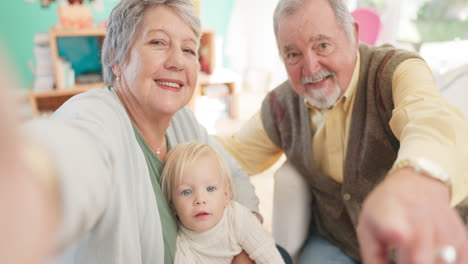 Selfie,-love-and-elderly-couple