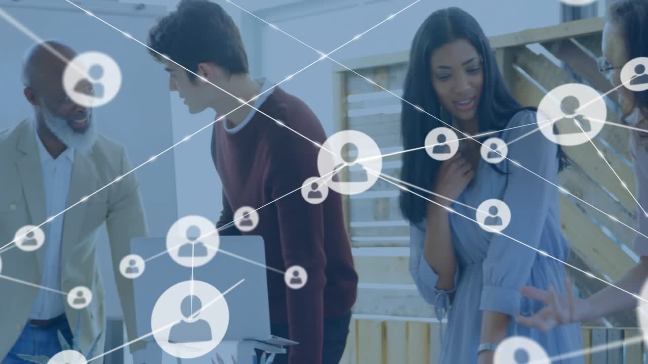 Quattro professionisti chinati sul laptop in un ufficio aziendale, che mostrano connessioni di rete animate