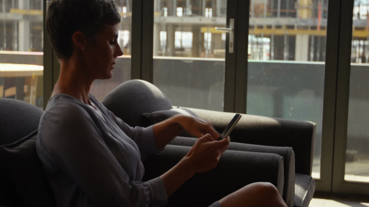 mujer ejecutiva usando teléfono móvil 4k