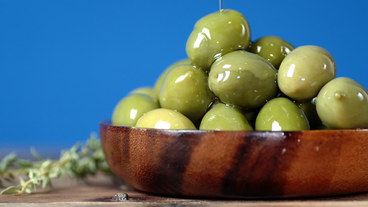 올리브 기름을 부는 접시에 올리브 어리.