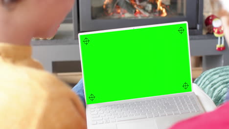 Amigos-Varones-Caucásicos-Felices-Teniendo-Videollamada-Navideña-Con-Computadora-Portátil,-Pantalla-Verde,-Cámara-Lenta