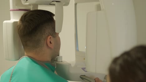 paciente sometido a una radiografía dental con un técnico
