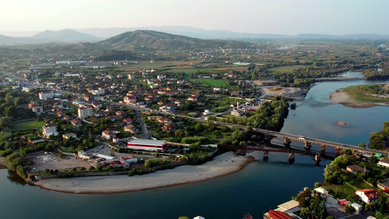 antena de la ciudad de shkoder en albania con un río, un puente y montañas
