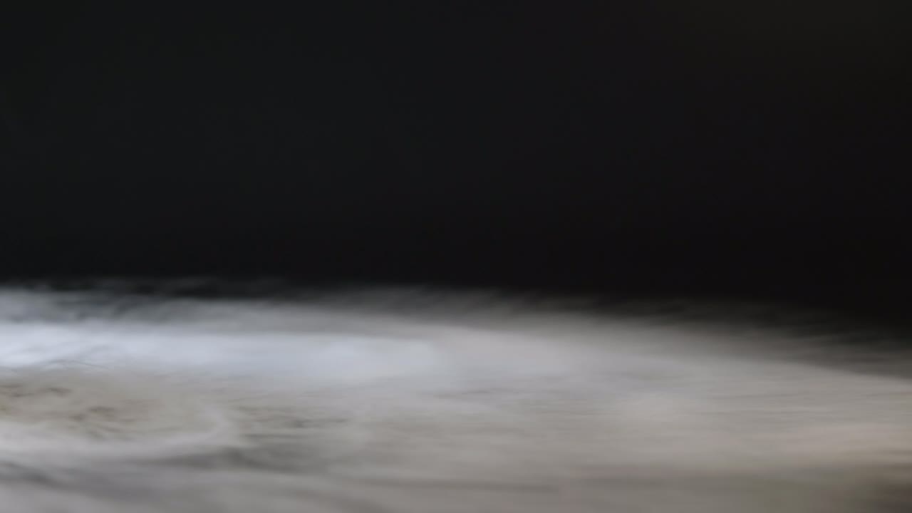 el humo blanco, la niebla, la neblina, el vapor sobre un fondo negro. imágenes en 4k.