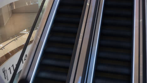 Timelapse-De-Escaleras-Mecánicas-Con-Gente-En-El-Centro-Comercial