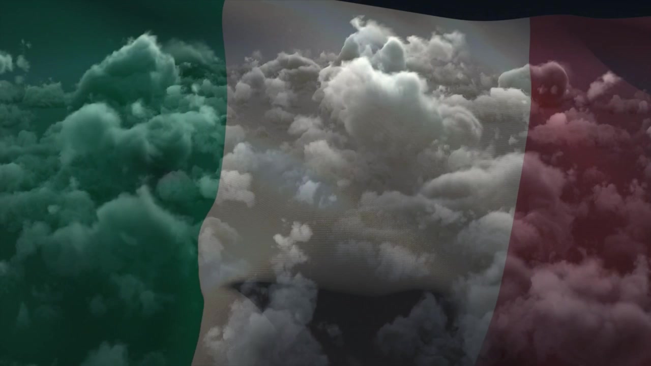 Bandiera tricolore traslucida verde-bianco-rossa che appare piegarsi su nuvole in movimento, rivelando dettagli.