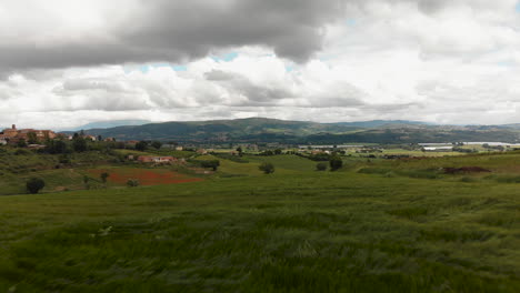 Drone-Disparó-Paisaje-Italiano-Con-Campos-De-Trigo-Balanceándose,-4k