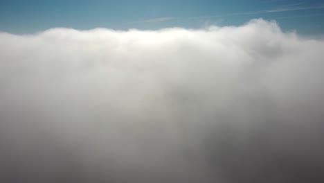 niebla niebla desde arriba vista aérea ascendente volador