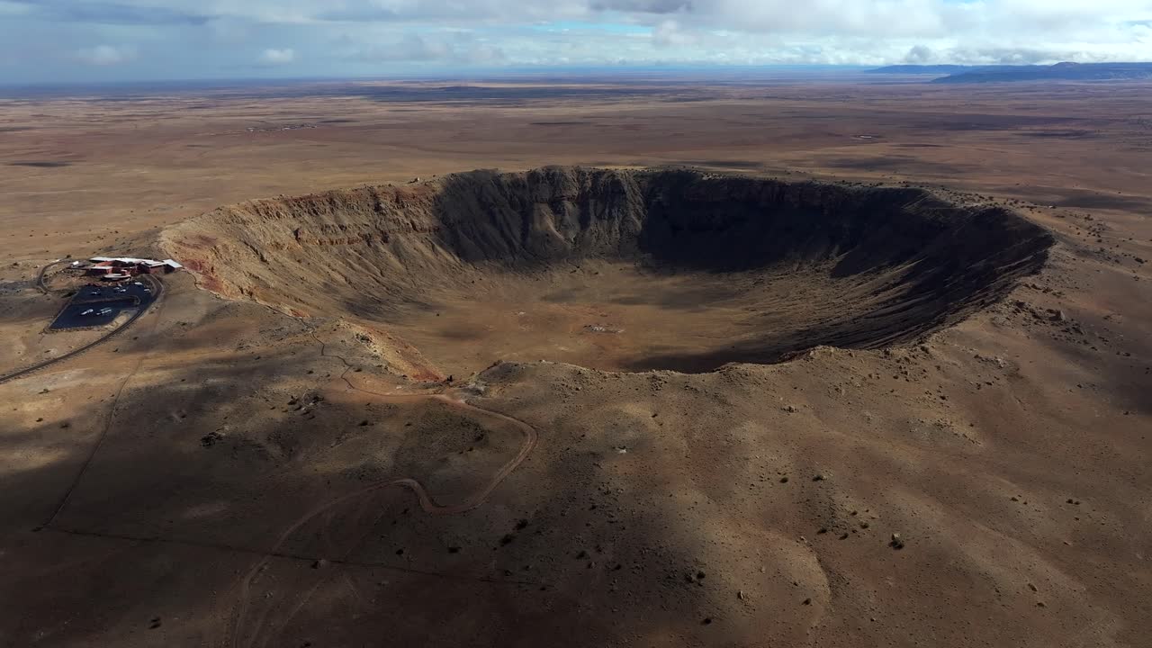 4K Luchtopname van Meteor Crater of Barringer Crater in Arizona, VS