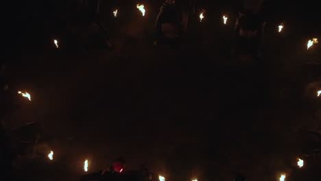 toma panorámica que revela un monumento de estatua circular con antorchas de fuego