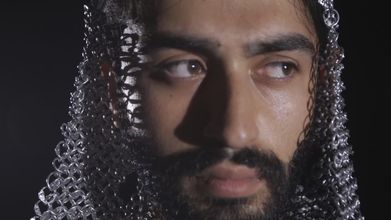 guerrero en el período histórico. fondo negro.