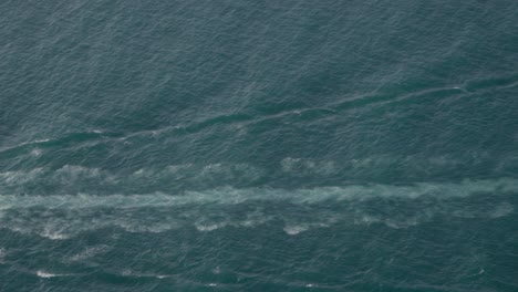 Eine-Luftaufnahme-über-Einem-Boot-Auf-Dem-Weg-Zu-ölbohrtürmen-Und-Plattformen-Im-Santa-Barbara-Channel-Kalifornien-1