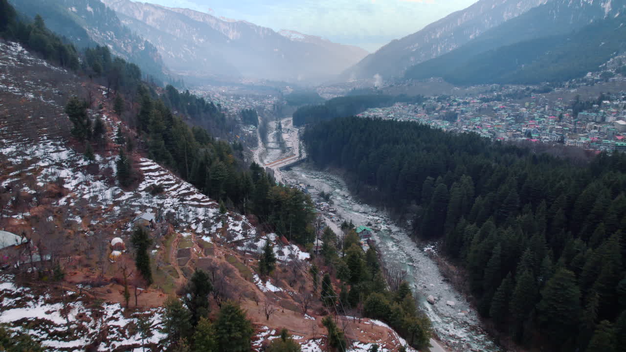 revelando el horizonte de la montaña desde un dron disparado en montañas nevadas de himachal pradesh en india