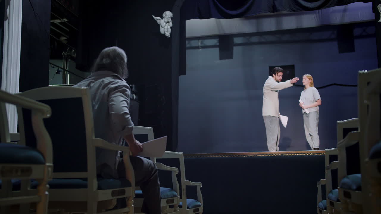 무대에서 연기하는 배우들