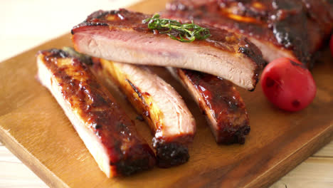 costillas de cerdo a la parrilla y barbacoa