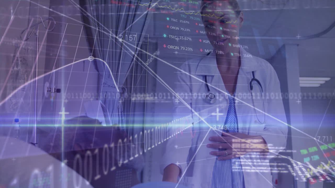 animación de gráficos, códigos binarios, lenguaje informático, diversas mujeres médico discutiendo con el paciente