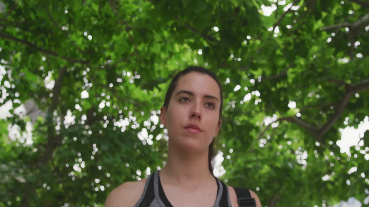 mujer caucásica caminando en un parque