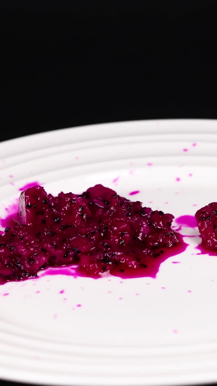 frutas de dragón en rodajas dispuestas en un plato