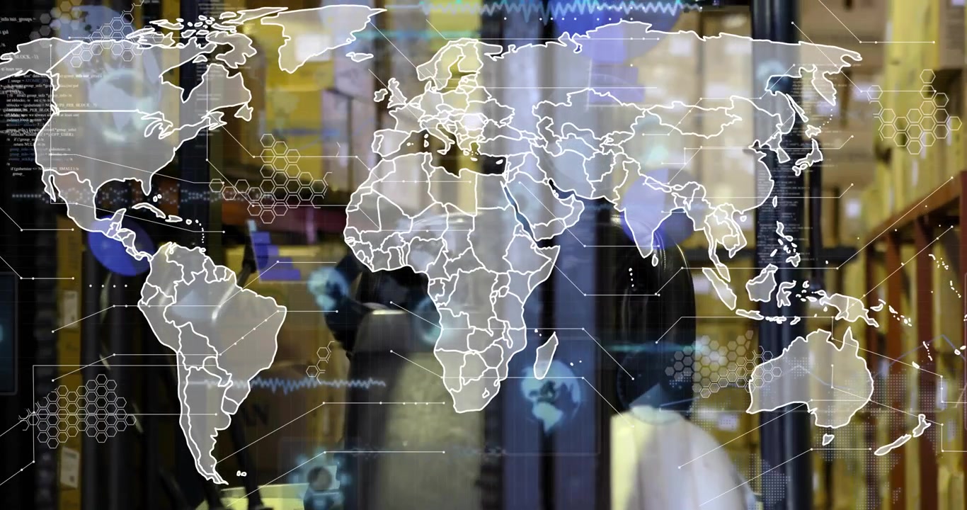 Lagerarbeider med skanner mens globalt dataoverlegg animerer logistikkvisualiseringer