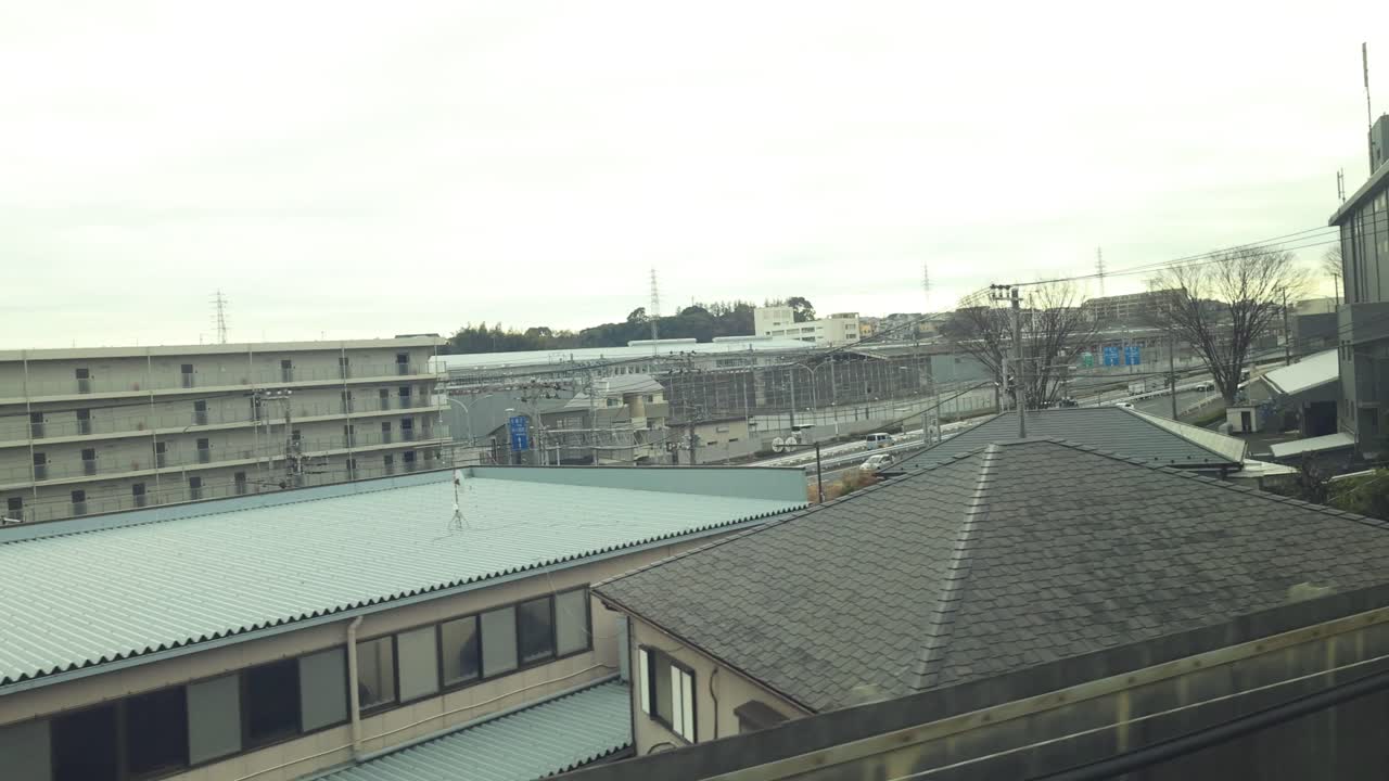 vistas de la ciudad desde la perspectiva de un tren en movimiento