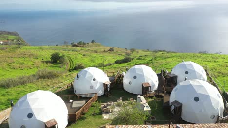 disparo de drones sobre carpas glamping iglú en madeira con una vista increíble