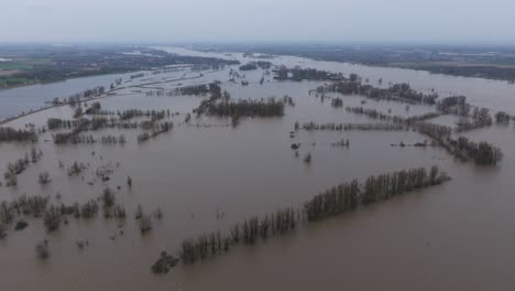 paisaje fluvial inundado