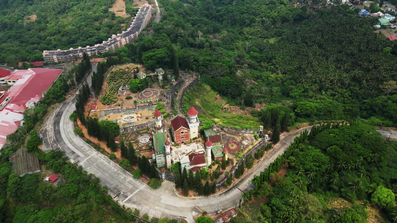 Cảnh quay drone điện ảnh về lâu đài Fantasy World bị bỏ hoang ở Lemery Batangas Philippines với kiến trúc lấy cảm hứng từ thời trung cổ và phong cảnh núi non nhiệt đới
