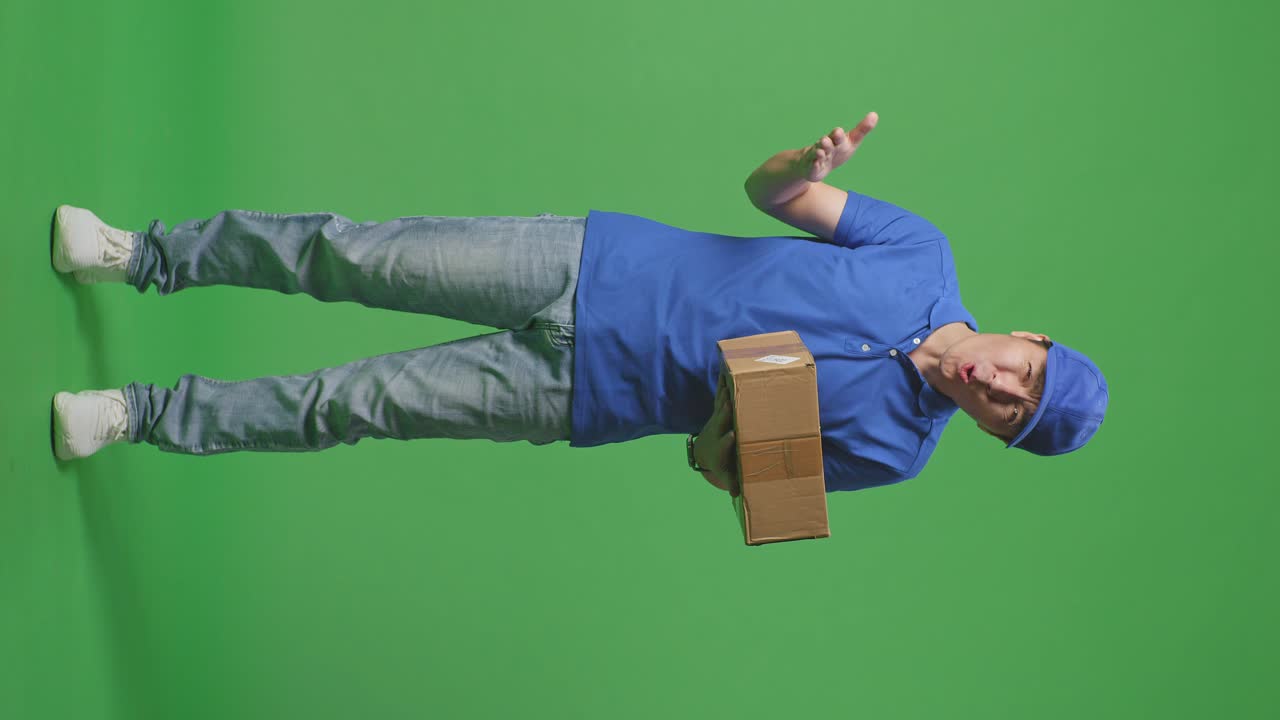 persona de entrega que tiene el paquete