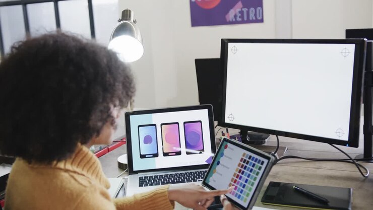 Designer afro-américaine utilisant des ordinateurs avec espace pour le texte dans un bureau décontracté, au ralenti.