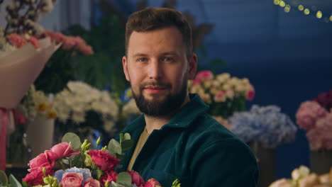 Florist-Sammelt-Blumenstrauß-Und-Blickt-In-Die-Kamera